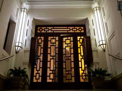 ...conduce a un�elegante porta in legno e vetro...
